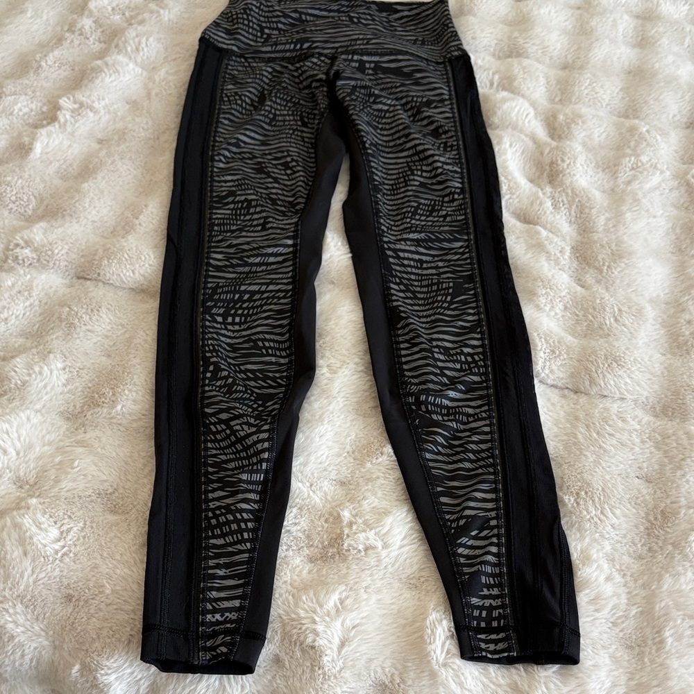 Lululemon Black and Gray Patterned Leggings 4